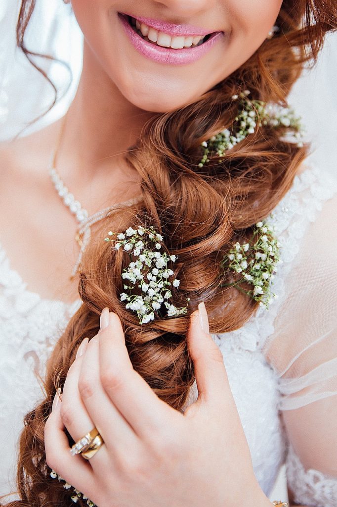 Réserver les services de coiffure et de maquillage pour la mariée et les demoiselles d'honneur